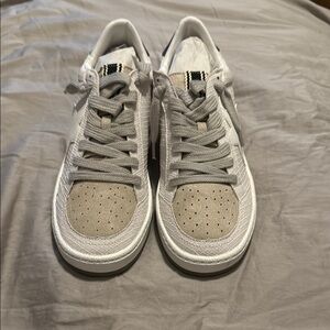 ShuShop White and Gray‎ Sneakers with Star Detail Size 8